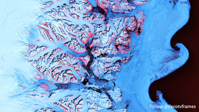 Le long de la côte sud-est du Groenland, un réseau complexe de fjords canalise la glace vers l'océan Atlantique.