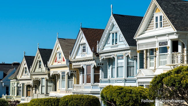 Uno de los grupos más conocidos de &quot;Painted Ladies&quot; es la hilera de casas victorianas en 710-720 Steiner Street, frente al parque Alamo Square, en San Francisco. 
